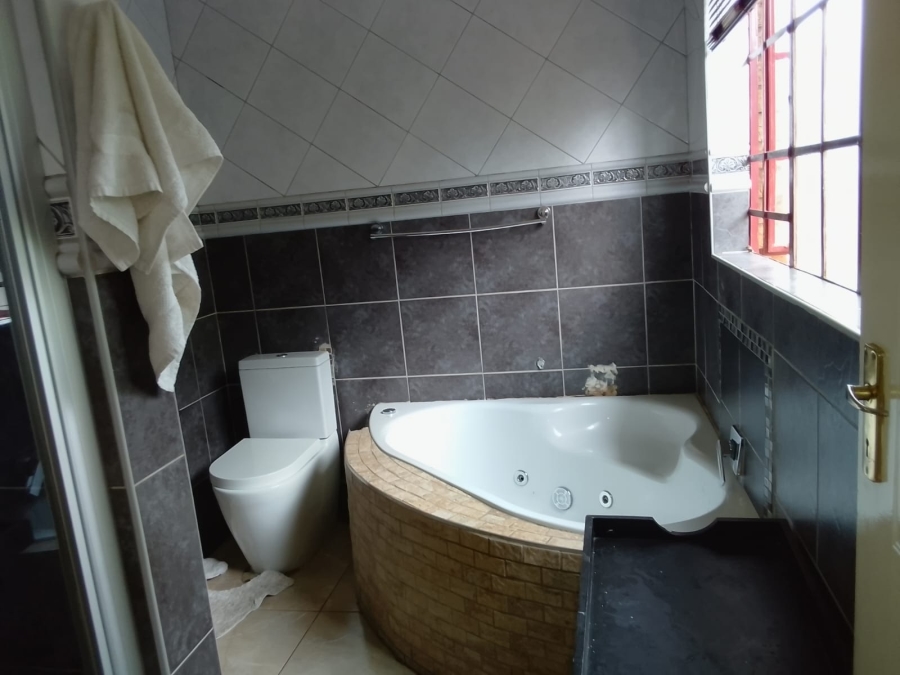 To Let 4 Bedroom Property for Rent in Safari Gardens North West